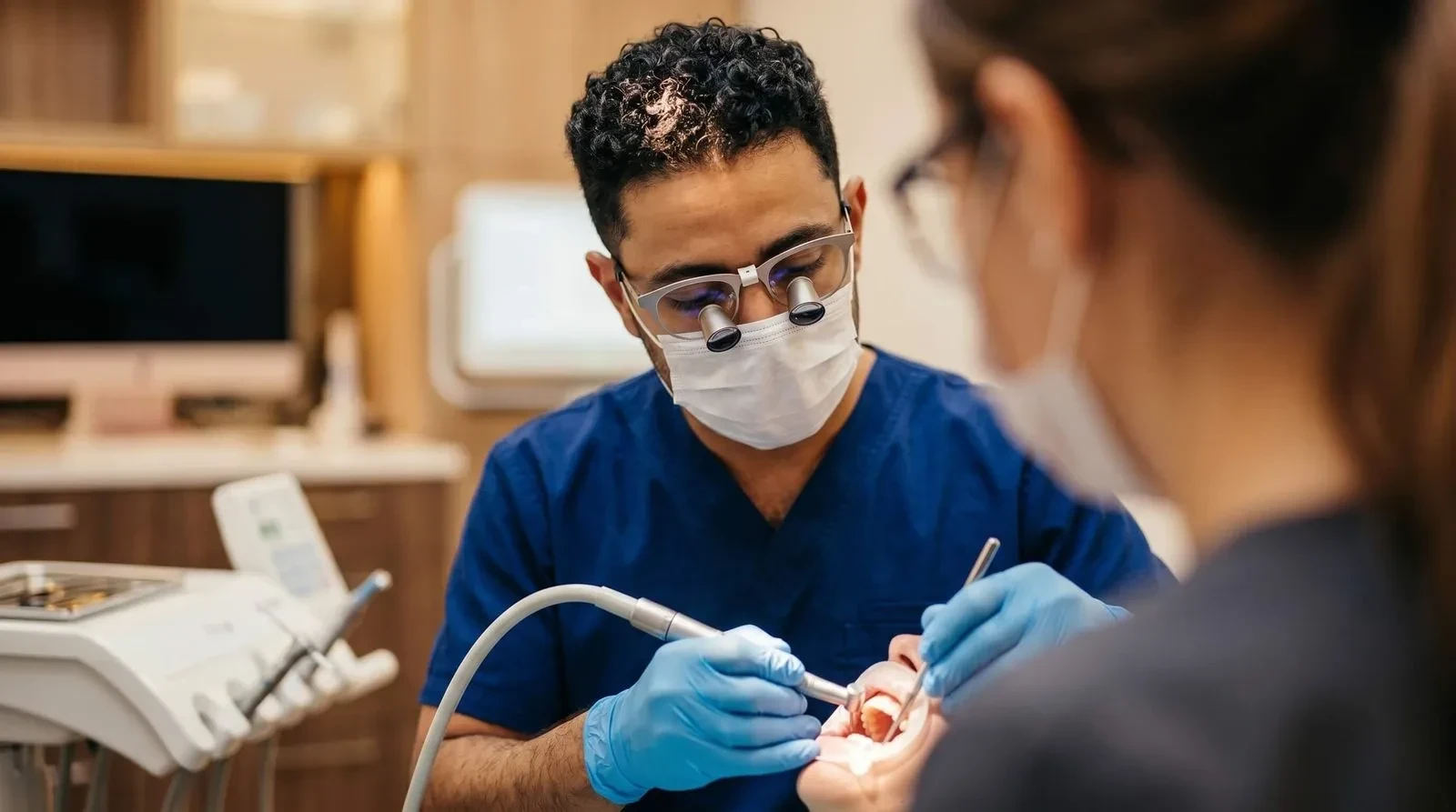 Dental işlem sırasında hekim ve el aletleri